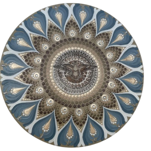 Mandala artesanal de 30cm em pontilhismo bege, branco e cinza lunar com centro em MDF do Espírito Santo em pátina.
